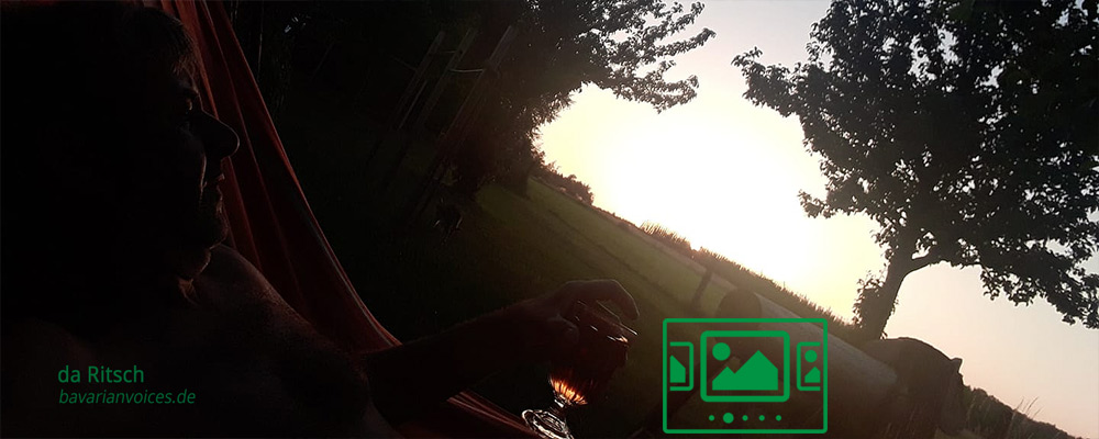 das slideshow-Fenster für 'bavarianvoices.de' anzeigen ...
Ritsch Ermeier :: Musiker, Autor, Markt-Strawanza