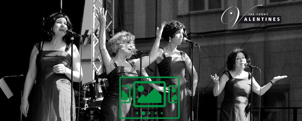 das slideshow-Fenster für 'thefunnyvalentines.de' anzeigen ...
Das Vokalensemble The Funny Valentines :: der unverwechselbare Sound der 30er und 40er Jahre im Stil der Andrews Sisters.